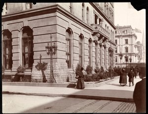 منظر لفندق والدورف أستوريا وإقامة JJ Astor على طول الجادة الخامسة في الشارع 33 و 34 ، نيويورك ، 1895 (طباعة الجيلاتين الفضي)
