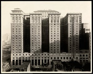 منظر للجانب الجنوبي من فندق بنسلفانيا ، الجادة السابعة والشارع 32 ، نيويورك ، 1919 (طباعة الجيلاتين الفضي) بواسطة شركة بايرون