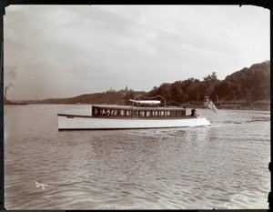 منظر لليخت Delicia من New York Yacht ، Launch und Engine Co. على نهر Hudson بالقرب من Morris Heights ، نيويورك ، 1903 (طباعة الجيلاتين الفضي) بواسطة شركة بايرون