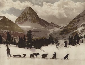 جبل Assiniboine (صورة ملونة)