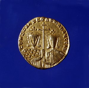 عملة ذهبية في تمثال الإمبراطور قسطنطين السابع بورفيروجينت (913-959) وابنه رومان الثاني (959-963). بواسطة البيزنطية