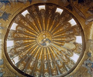 تركيا ، اسطنبول ، كنيسة القديس المخلص في خورا (Holy Savior-in-Chora) (Karyie Camii). القبة الجنوبية للنارثيكس مع المسيح في الوسط. تحقق الفن البيزنطي بين عامي 1315 و 1321. بواسطة البيزنطية