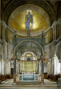 العمارة البيزنطية: الكاهن. المذبح الرئيسي ، ciborium مع أعمدة المرمر (بين القرنين الخامس والثالث عشر) ، والعواصم (القرن الثاني عشر) وبالا دورو (انتهى عام 1342). في أعماق المسيح تعالى. كنيسة سان ماركو (كنيسة سان ما