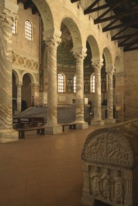 داخل الكنيسة بواسطة المدرسة البيزنطية