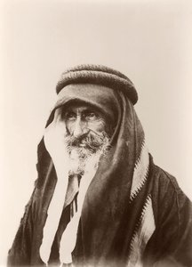 صورة الشيخ خليل صناع (على خلفية حائط) في الكرك ، 1895-99