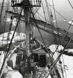 لقاء Schooner Stella Polare الأول على الجليد بواسطة جي بي وبراون جيه وروبوتام