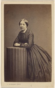 [امرأة مجهولة الهوية تتكئ على عمود وهمي] بواسطة ج. روبرت