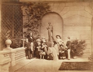 صورة للعائلة المالكة في أوزبورن هاوس ، 1857 (صورة بني داكن) (انظر 195000)