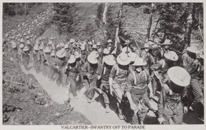 فال كارتييه-المشاة إلى العرض العسكري عام 1915 (صورة فوتوغرافية بالأبيض والأسود) بواسطة مصور كندي