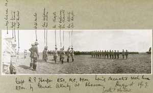الجنرال اللنبي يزين الكابتن هاربر مع DCM في حفل أقيم في عبسان ، جنوب فلسطين ، أغسطس 1917 بواسطة كابتن. آرثر رودس
