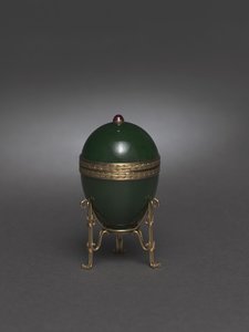 بيضة اليشم مع الحامل ، بعد عام 1900 بواسطة كارل فابيرج