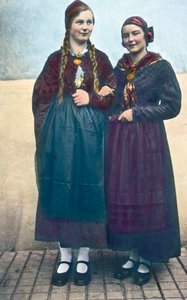 النمسا، صورة لشابتين من كارينثيا. تاريخ الصورة: حوالي عام 1920. أرشيف كارل سيمون