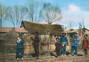 الصين، صينيون في قرية، تاريخ الصورة: حوالي عام 1920، أرشيف كارل سيمون