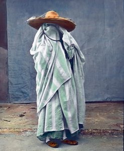 المغرب، مور محجبة بالكامل، تاريخ الصورة: حوالي عام 1910. أرشيف كارل سيمون