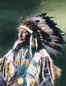 الولايات المتحدة الأمريكية، صورة لزعيم أمريكي أصلي، تاريخ الصورة: حوالي عام 1910. أرشيف كارل سيمون