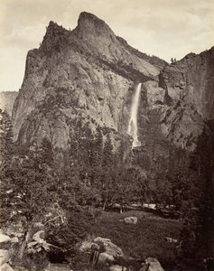 سقوط طرحة العروس ، 940 قدمًا ، في يوسمايت ، كاليفورنيا. 1872 ، طبع كاليفورنيا. 1876. بواسطة كارلتون إي واتكينز.