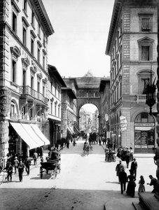 عبر Strozzi ، فلورنسا ، c1890 (b / w photo)