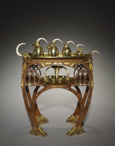 صينية مع إبريق كريمي ، وعاء سكر مغطى ، إبريق شاي ، إناء ماء ساخن وسلفر ، نفذها Adrien-Aurélien Hebrard (1866-1937) ، وطاولة ، حوالي 1907 (خشب مرصع (الماهوجني؟) ، حوامل برونزية مصبوبة ومذهبة تطعيمات من العاج أو العظام والمعدن وعرق اللؤلؤ (mar