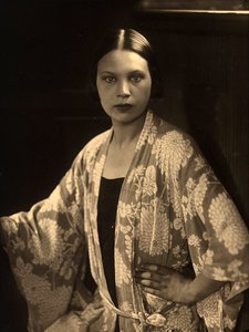 صورة نصفية لـ Wanda Wulz وهي ترتدي ثوب الكيمونو