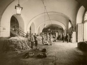 داخل مستودع الجلود العسكرية ، خلال الحرب العظمى (صورة بالأبيض والأسود)