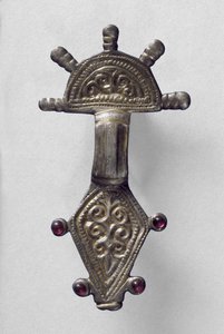 بروش برأس مشع ، من Marchelepot ، Somme ، ربما Carolingian ، القرن السابع إلى العاشر (سبائك النحاس المذهبة)