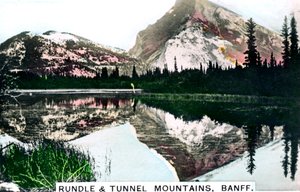 يتصاعد Rundle and Tunnel ، بانف ، ألبرتا ، كندا ، c1920s. بواسطة Cavenders Ltd