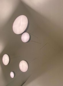 التركيب - أضواء، 2022 (الصورة) بواسطة سيسيل جاميت