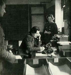 غرفة استخبارات المحطة ، c1943. بواسطة سيسيل بيتون