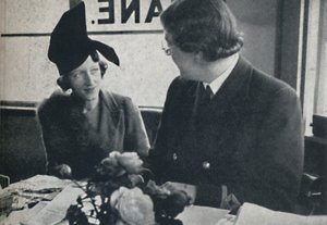 قبعة مختلفة قريبا ، 1941 بواسطة سيسيل بيتون