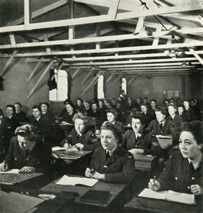 سيتبع الفحص ، c1943. بواسطة سيسيل بيتون