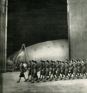 في مركز بالون ، c1943. بواسطة سيسيل بيتون