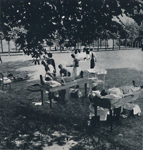 المتبرعون بالدم ، 1941 بواسطة سيسيل بيتون
