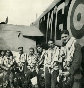 طواقم القنابل ، c1943. بواسطة سيسيل بيتون