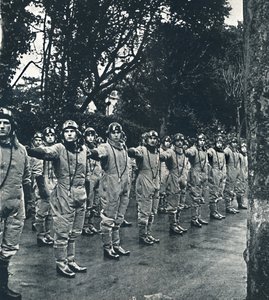 صفوف يرتدون ملابس ، 1941 بواسطة سيسيل بيتون