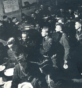 كل إنسان لنفسه ، 1941 بواسطة سيسيل بيتون