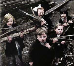 حطب ، 1941 بواسطة سيسيل بيتون