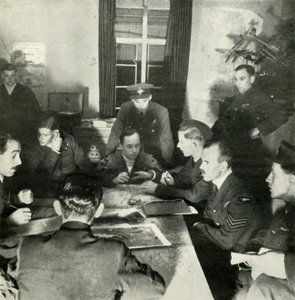 استجواب أطقم الطائرات ، مساعدة WAAF في هذا العمل ، c1943. بواسطة سيسيل بيتون