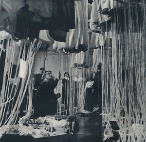 تلوح في الأفق المظلات لاختبار ذراع الأسطول الجوي ، 1941 بواسطة سيسيل بيتون