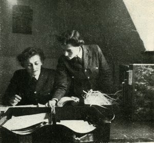 في واجب الإشارات ، c1943.