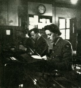 في واجب الإشارات ، c1943. بواسطة سيسيل بيتون