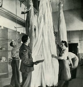 باكرات المظلات ، c1943. بواسطة سيسيل بيتون