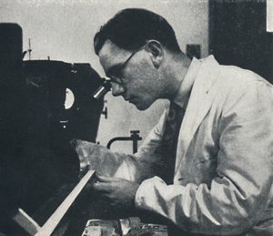 عامل باحث بالمجهر يختبر هيكل سبائك الألومنيوم ، 1941 بواسطة سيسيل بيتون
