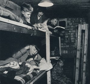 سكن طلاب المدرسة ، 1941 بواسطة سيسيل بيتون