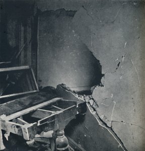 يستقر الغبار ، 1941 بواسطة سيسيل بيتون