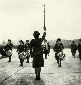 فرقة WAAF على موكب ، c1943. بواسطة سيسيل بيتون