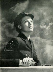 مشاهدة المعركة ، c1943. بواسطة سيسيل بيتون