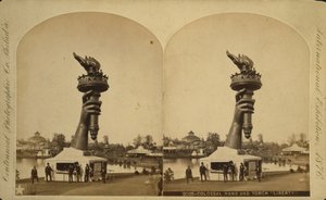 يد ضخمة وشعلة "ليبرتي" معروضة في معرض فيلادلفيا المئوية ، 1876