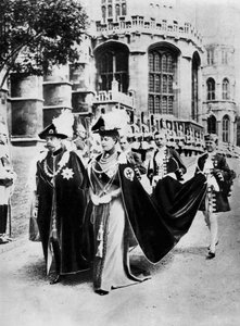 الملك جورج الخامس والملكة ماري في أردية فرسان الرباط ، وندسور ، 1937. بواسطة الصحافة المركزية