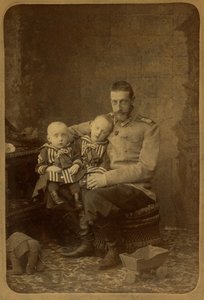 كونستانتين كونستانتينوفيتش دي روسي أفيك ses fils Ioann et Gabriel - الدوق الأكبر قسطنطين كونستانتينوفيتش من روسيا مع أبنائه ، جون كونستانتينوفيتش وغابرييل كونستانتينوفيتش ، بواسطة بيرجاماسكو ، تشارلز (كارل) (1830-1896). صور الألبومين ، ج. 1890. الروسية بواسطة تشارلز برجاماسكو