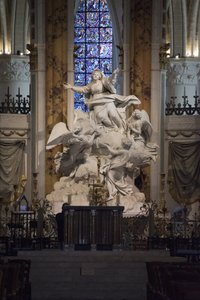 Inside view of the Cathedral of Chartres, the Master Altar (sculpture by Charles Antoine Bridan the Assumption بواسطة تشارلز أنطوان بريدان